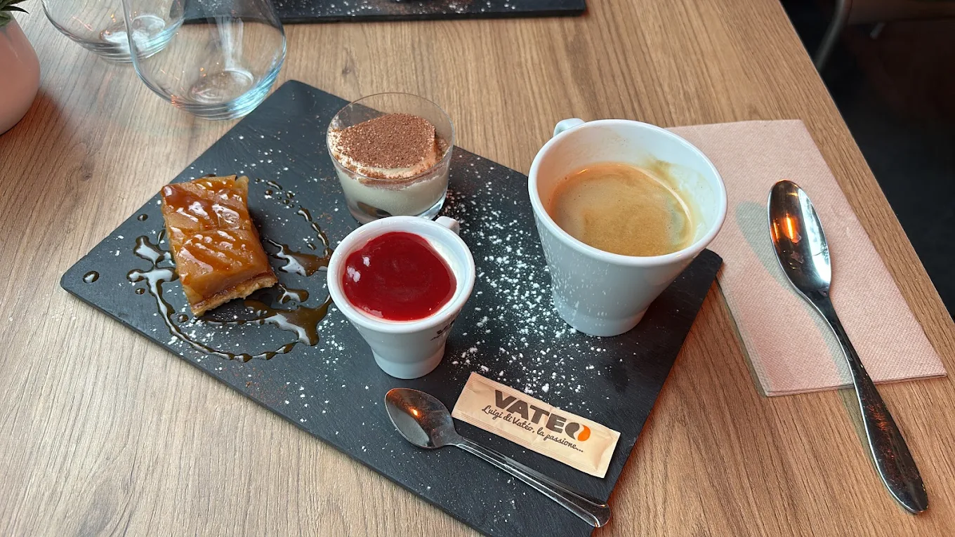 Café gourmand avec petits desserts