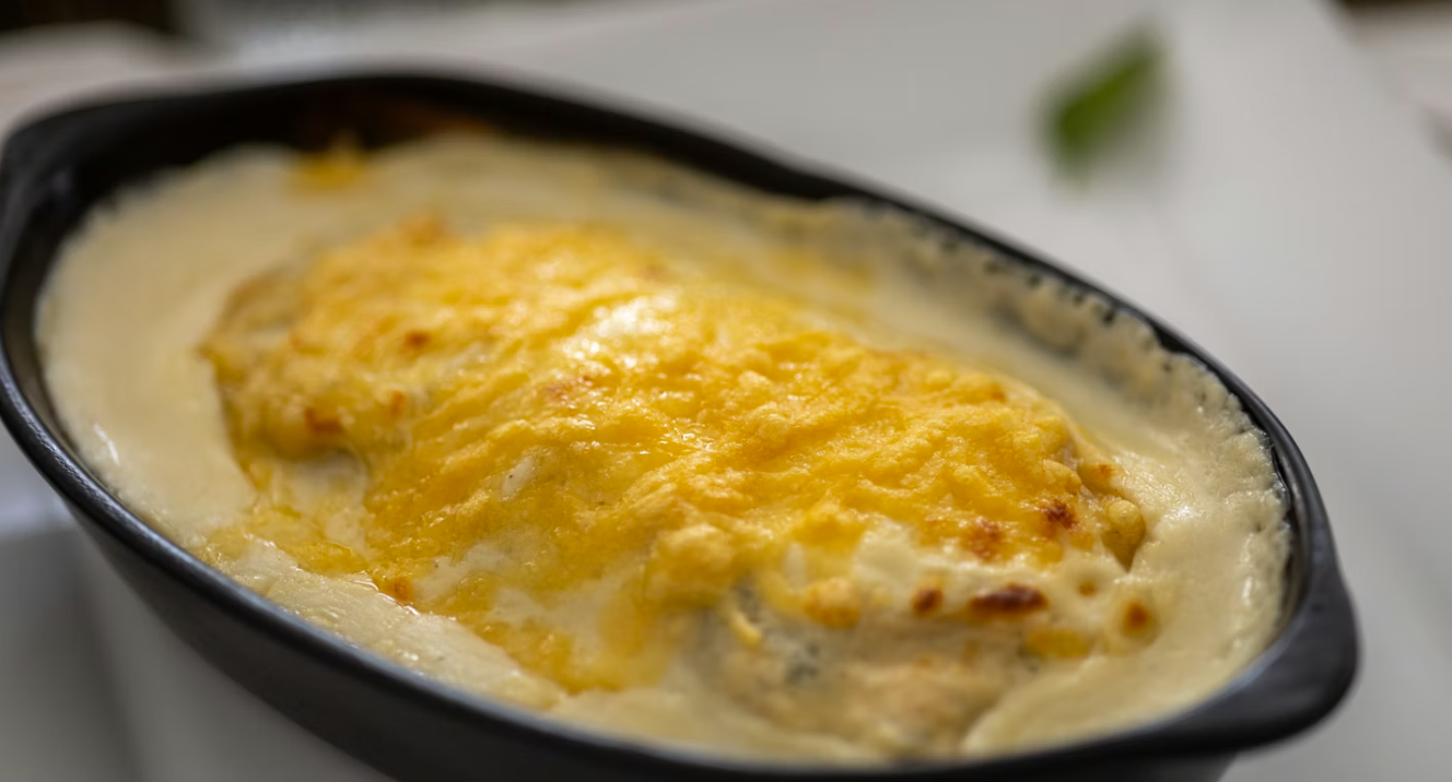 Raclette avec fromage fondu et charcuterie