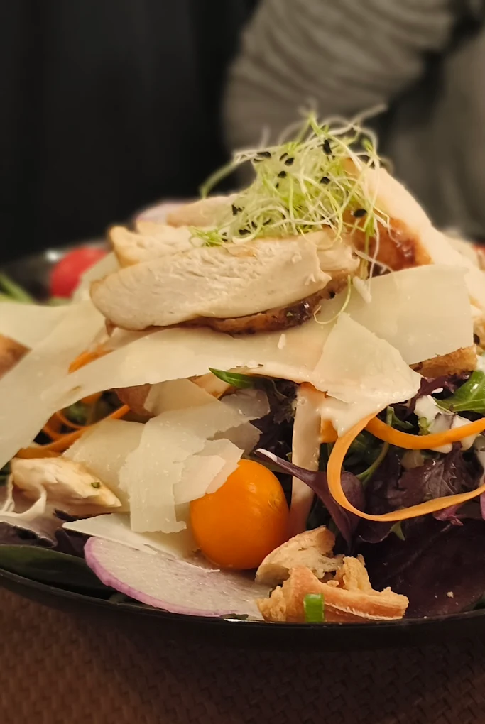 Salade montagnarde avec fromage et lardons