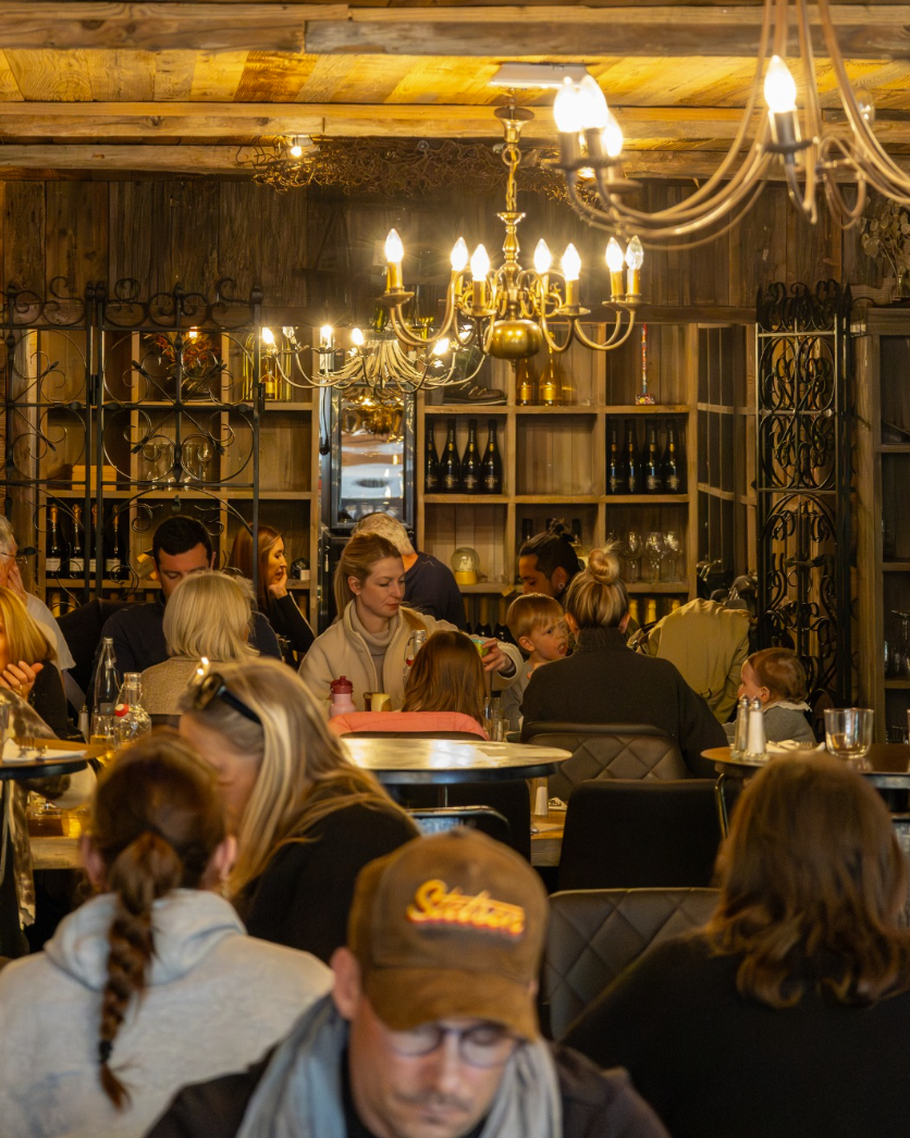 Atmosphère chaleureuse du restaurant les Louves à Auron