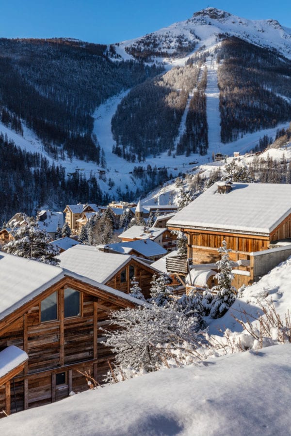 Intérieur chaleureux du restaurant les Louves à Auron